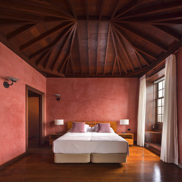 Habitación doble collection con techo de madera y luz natural en el Hotel San Roque