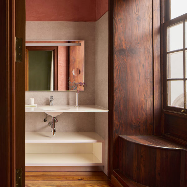 Baño de habitación doble collection con lavabo y ventana en el Hotel San Roque