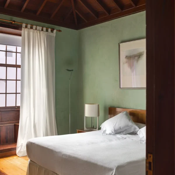 Habitación doble collection con cama, pared en tonos verdes y luz natural en el Hotel San Roque, Garachico, Tenerife