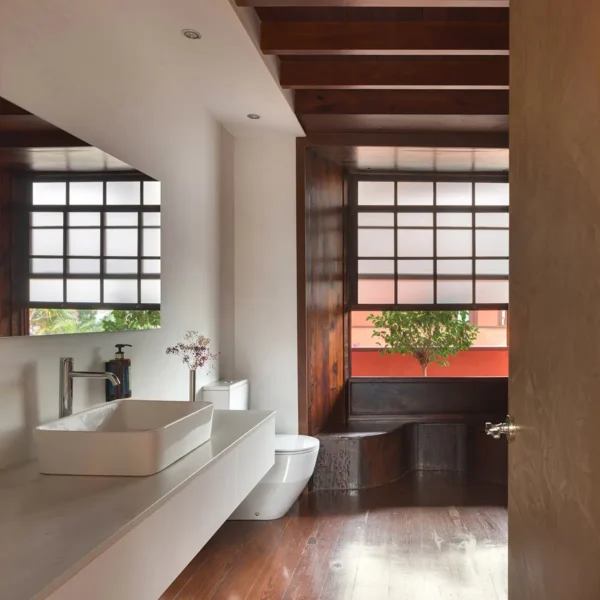 Baño de la suite dúplex con ventana y vistas al patio principal del Hotel San Roque