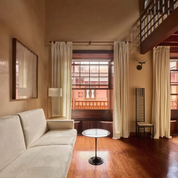 Suite dúplex con zona de estar, ventanas y luz natural en el Hotel San Roque
