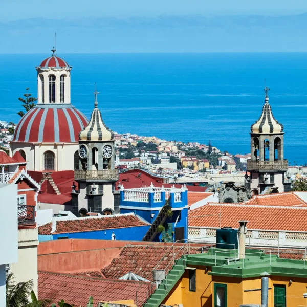 Vista de La Orotava con arquitectura tradicional y la iglesia de La Concepción al fondo