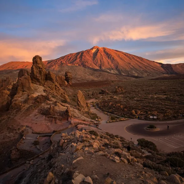 Paisaje del Teide y Roques de García al atardecer en el Parque Nacional del Teide, Tenerife