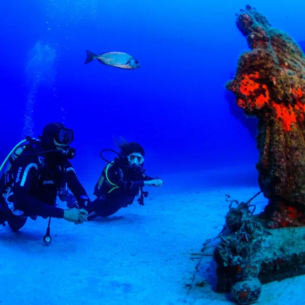 Buceadores en la Cueva de Las Morenas junto a la Virgen submarina en Los Cristianos