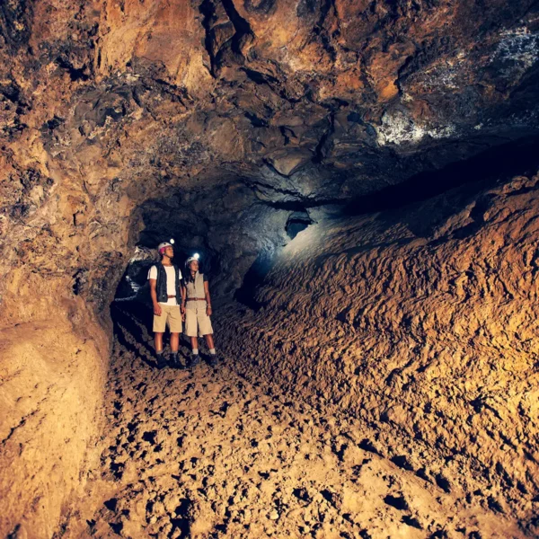 Excursiones dentro de los tubos volcánicos en la Cueva del Viento en Tenerife