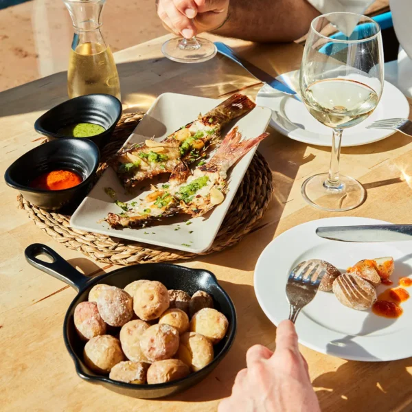 Platos de cocina tradicional canaria con quesos, papas arrugadas y gofio