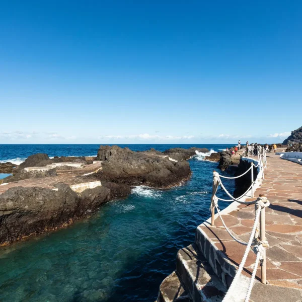 Piscinas naturales de Garachico con formaciones volcánicas junto al océano Atlántico