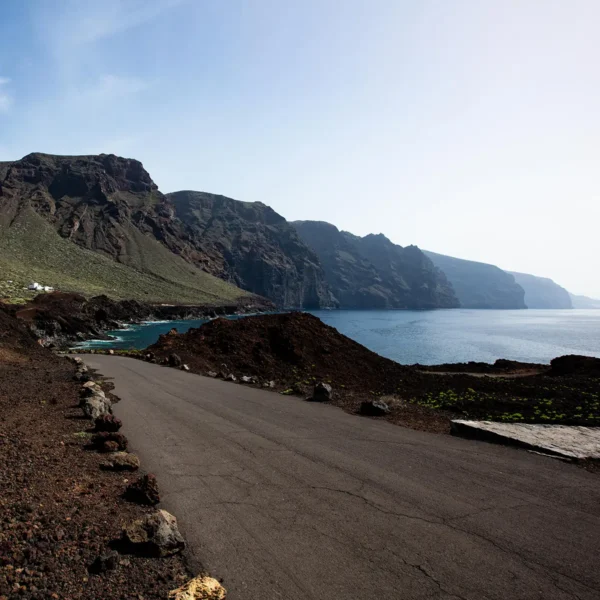 Costa de Punta de Teno con acantilados volcánicos y carretera junto al océano Atlántico