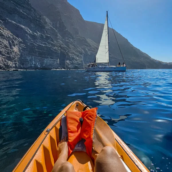 Excursión en kayak en la costa de Tenerife con acantilados de Los Gigantes al fondo