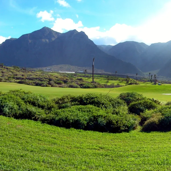Campo de golf Buenavista del Norte junto al océano Atlántico en Tenerife y las montañas de fondo