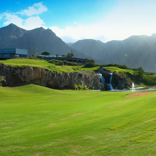 Campo de golf Buenavista del Norte junto al océano Atlántico en Tenerife, Isla Baja