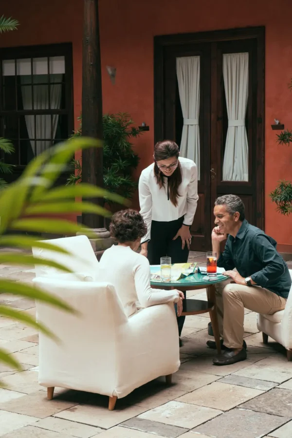 Mesas del restaurante Anturium en el patio interior del Hotel San Roque