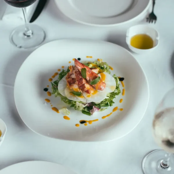Plato de pescado en presentación contemporánea en el restaurante Anturium del Hotel San Roque