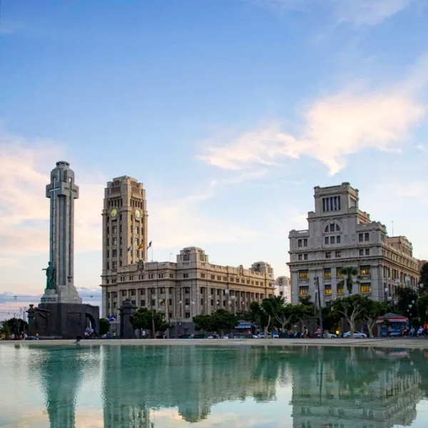 Plaza de España en el centro de Santa Cruz de Tenerife con el lago y la arquitectura urbana al fondo, edificio del Cabildo y Correos