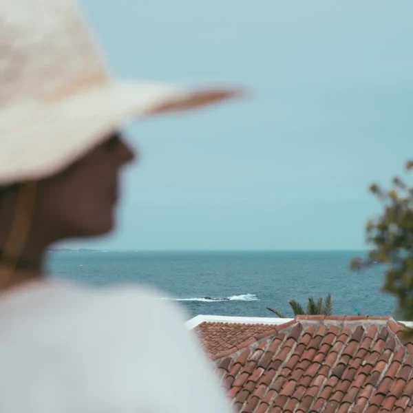 Huésped contemplando el océano desde el solárium del Hotel San Roque