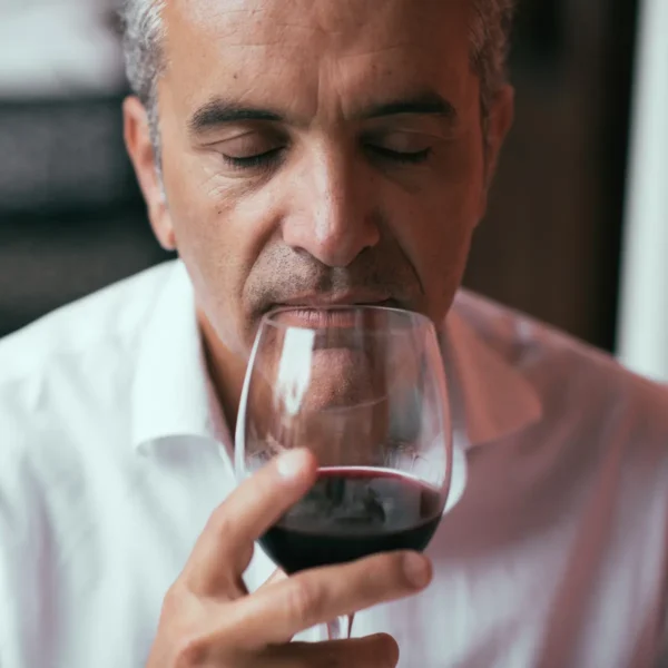 Huésped disfrutando de vino de Tenerife en el Hotel San Roque, Garachico, Tenerife Norte