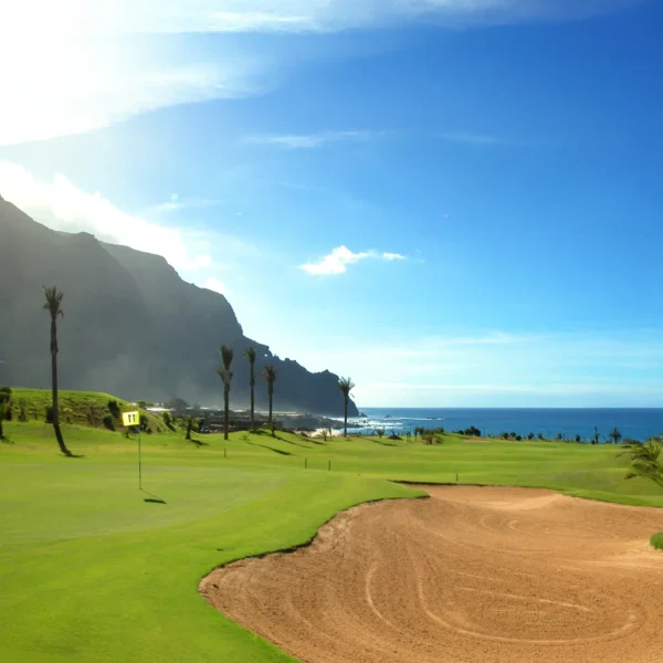 Campo de golf Buenavista del Norte junto al océano Atlántico en Tenerife