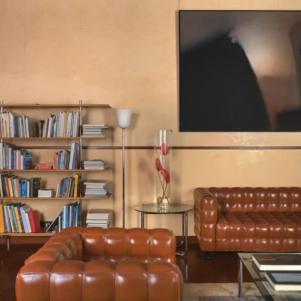Salón Hoffmann con biblioteca y sofás de cuero en el Hotel San Roque