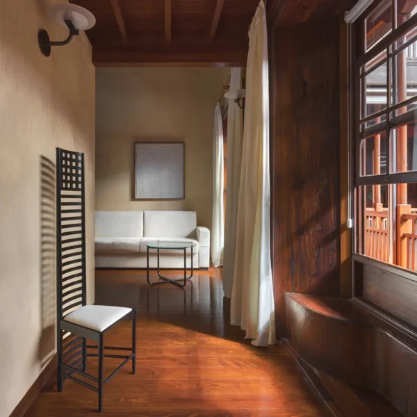 Habitaciones con zona de descanso, ventana y luz natural en el Hotel San Roque en Garachico