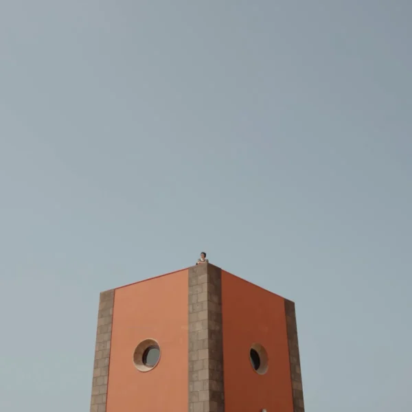 Torre mirador del Hotel San Roque con huésped en la azotea en Garachico