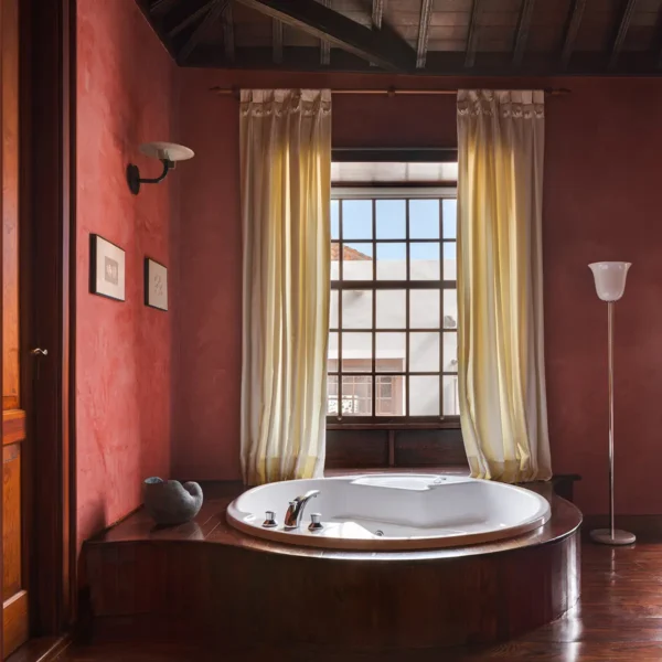 Junior suite con Jacuzzi en la habitación, techo de madera y luz natural en el Hotel San Roque