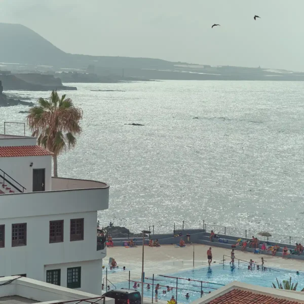 Piscinas naturales de Garachico junto al océano Atlántico con la costa volcánica al fondo