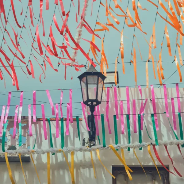 Decoración festiva en las calles de Garachico durante celebraciones locales