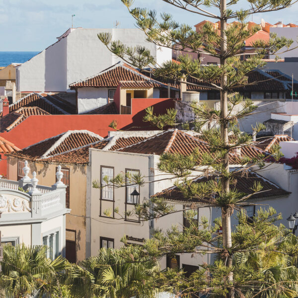 Tejados tradicionales y arquitectura del Hotel San Roque en el entorno de Garachico