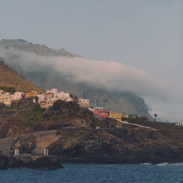 Costa de Garachico con casas tradicionales y paisaje volcánico junto al Atlántico