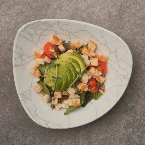 Ensalada con aguacate y productos frescos en el restaurante Anturium del Hotel San Roque