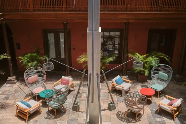 Patio interior con mobiliario y piscina en el Hotel San Roque