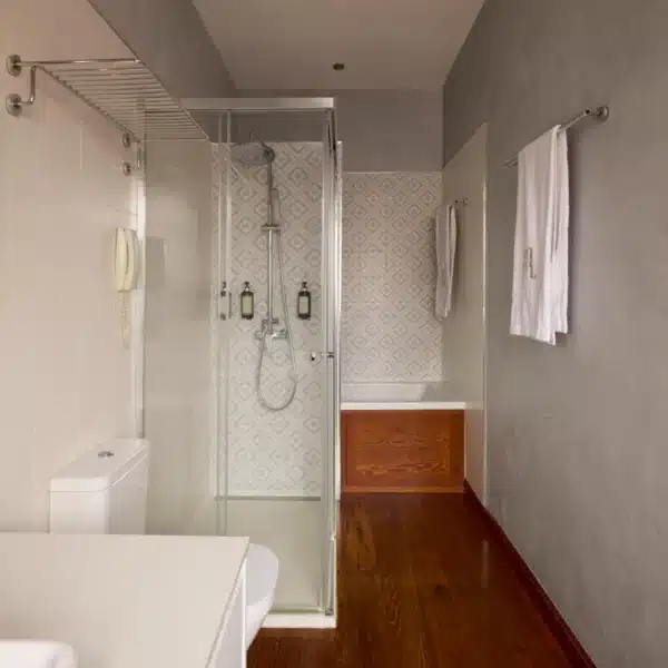 Baño con bañera de hidromasaje en habitación doble superior del Hotel San Roque
