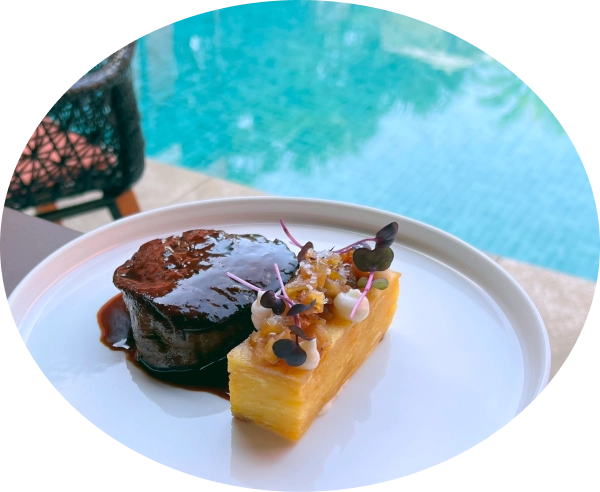 Plato del menú degustación servido en el restaurante Anturium junto a la piscina del Hotel San Roque.
