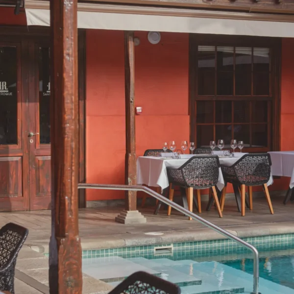 Mesas preparadas en la terraza del restaurante Anturium junto a la piscina del Hotel San Roque.